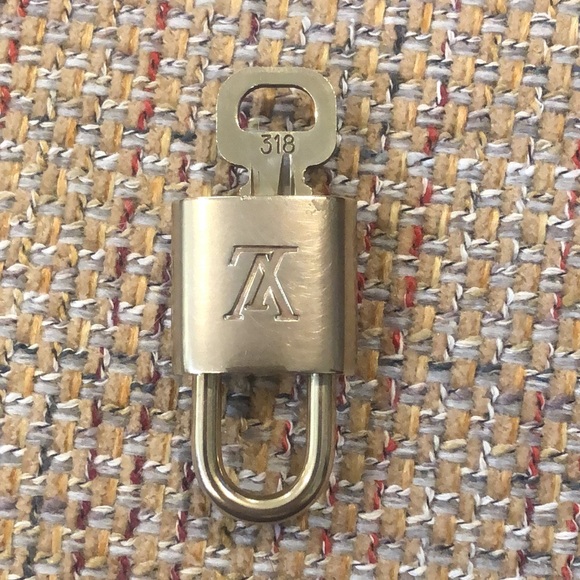 LV Louis Vuitton Padlock Lock & Key 318 - Picture 6 of 8